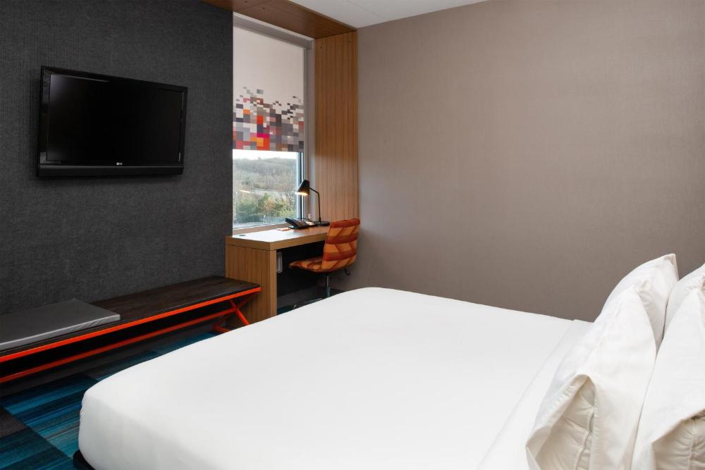Guest Room, 1 King interior